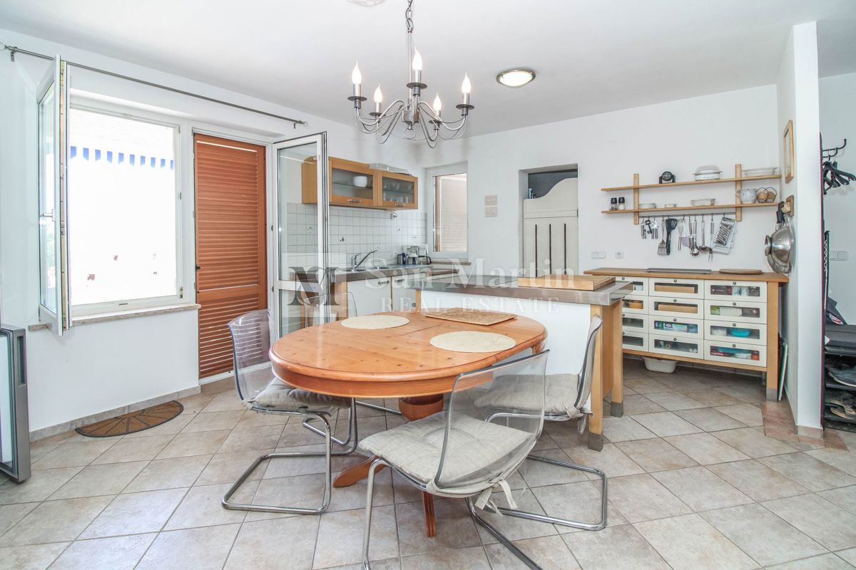 Hiša s 4 apartmaji, bazenom in ogromnim vrtom