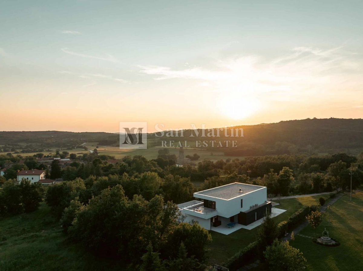 Istra, Grožnjan – Moderna oblikovalska hiša na robu naselja
