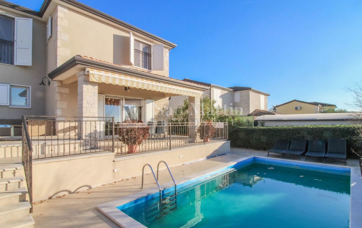 POREČ - Izjemna samostojna hiša z bazenom