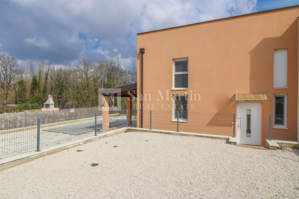 Poreč, Moderna novogradnja na mirni lokaciji