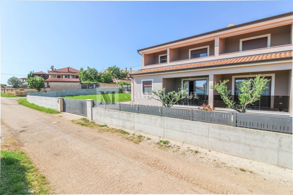 Poreč, dvojček na mirni lokaciji.