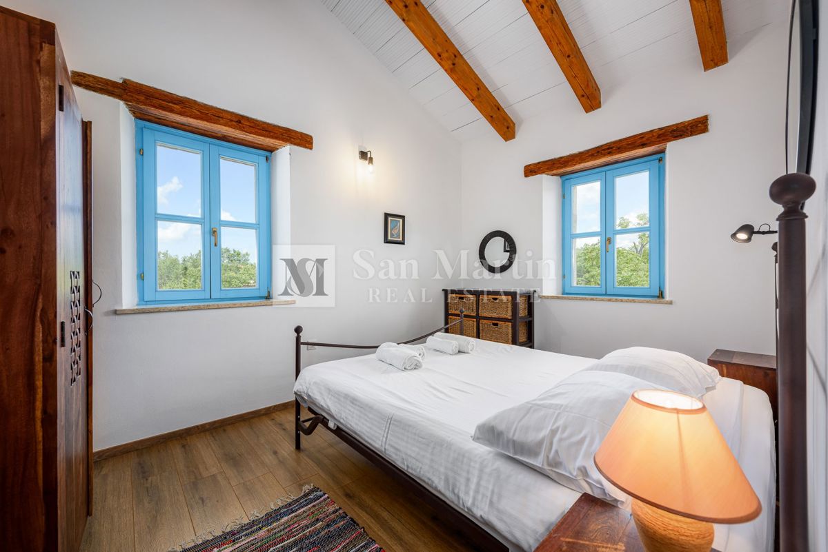 Poreč, okolica – Čudovita kamnita hiša s panoramskim razgledom