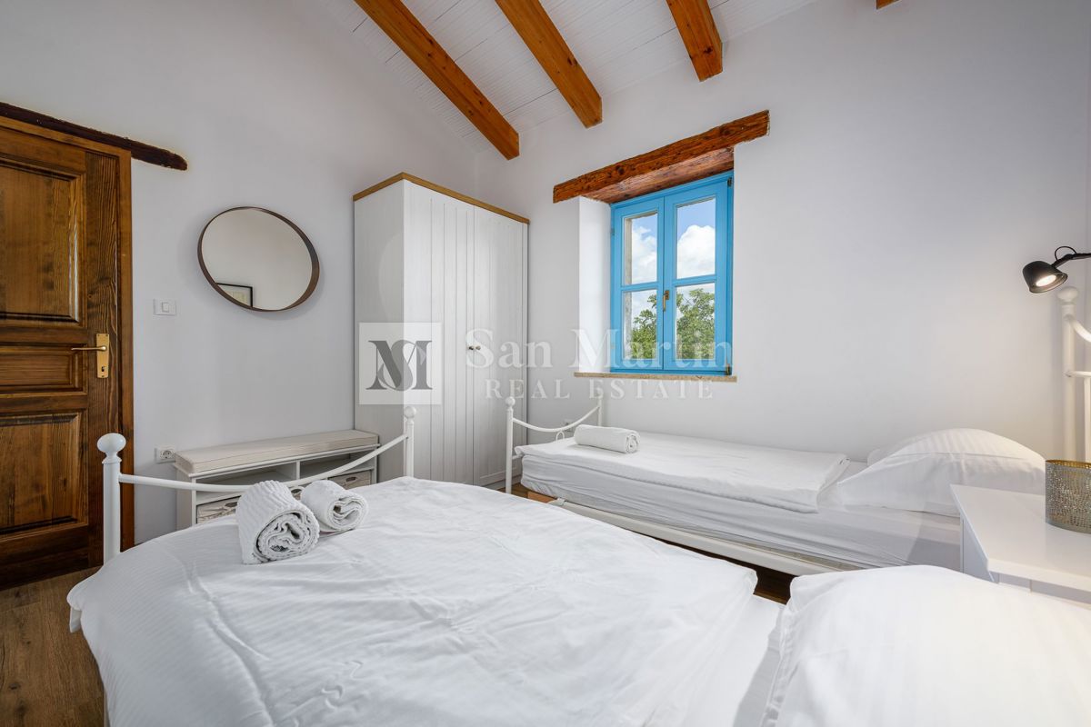 Poreč, okolica – Čudovita kamnita hiša s panoramskim razgledom