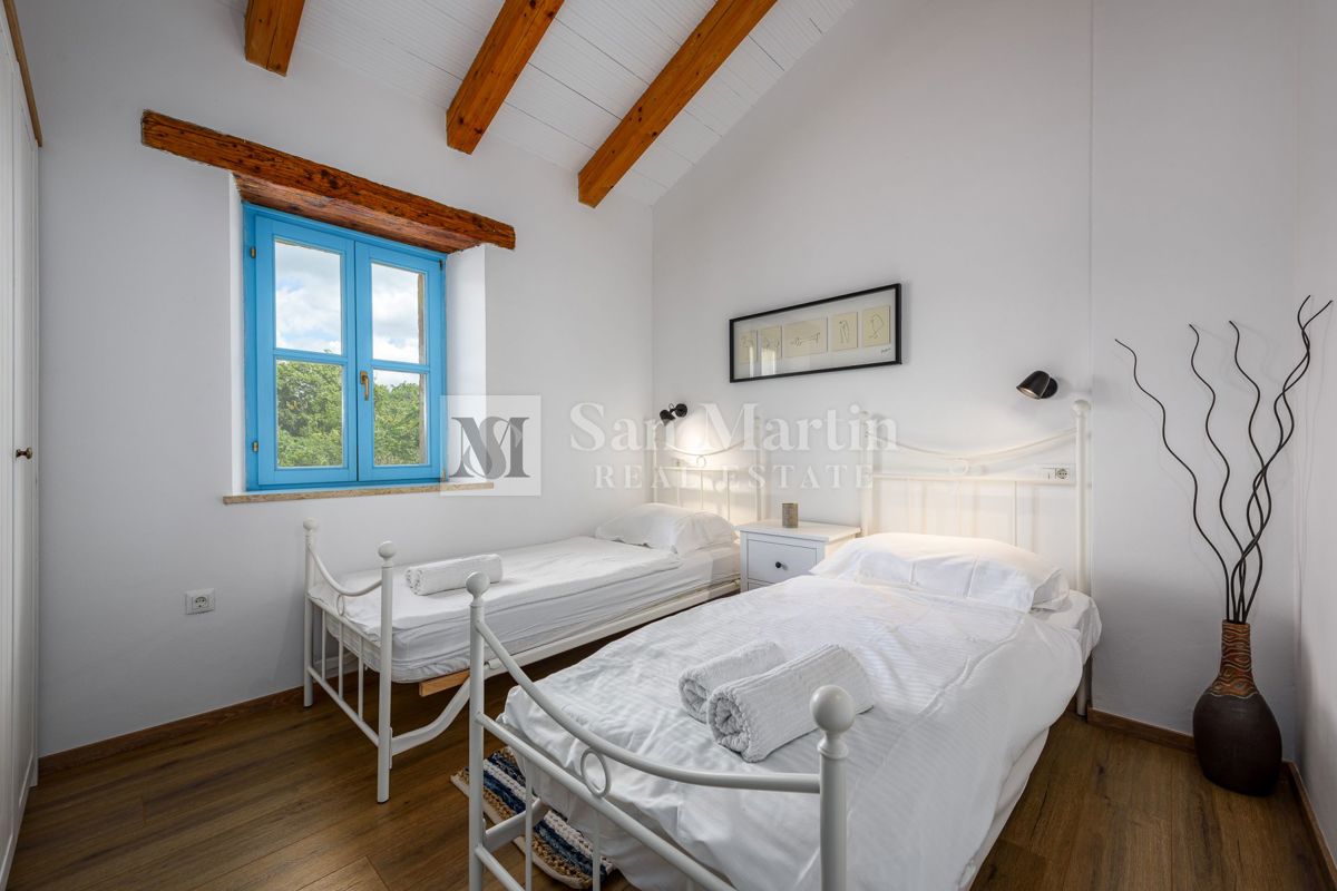 Poreč, okolica – Čudovita kamnita hiša s panoramskim razgledom