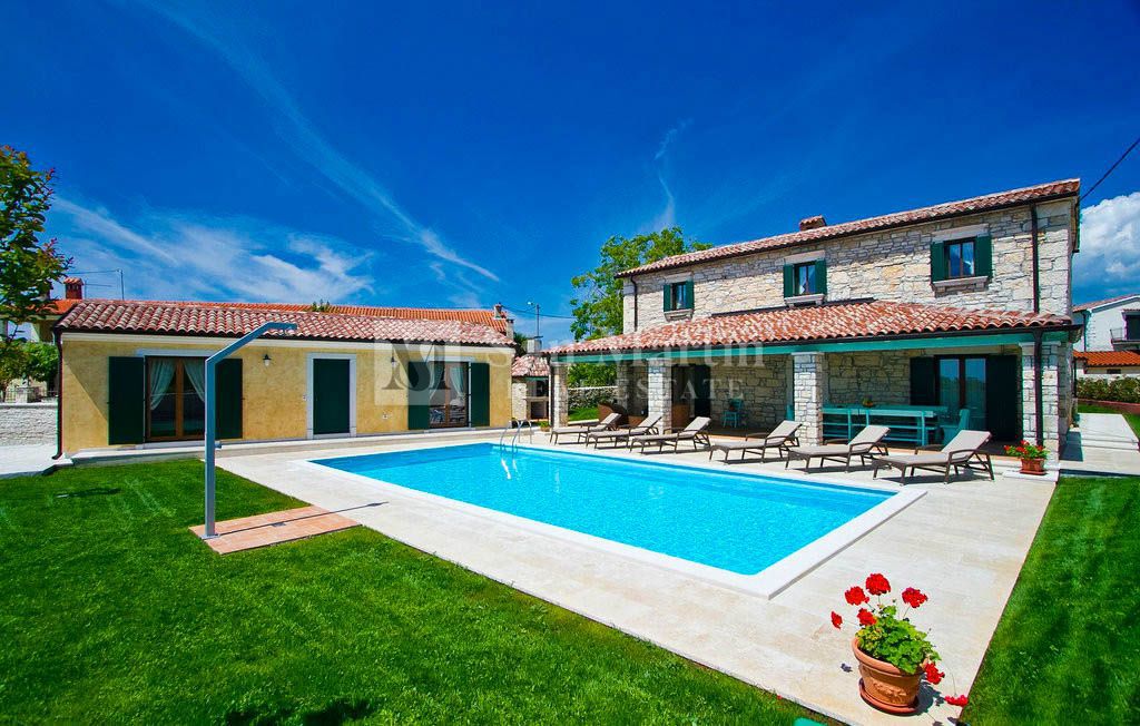 Poreč, okolica - čudovita kamnita vila z bazenom