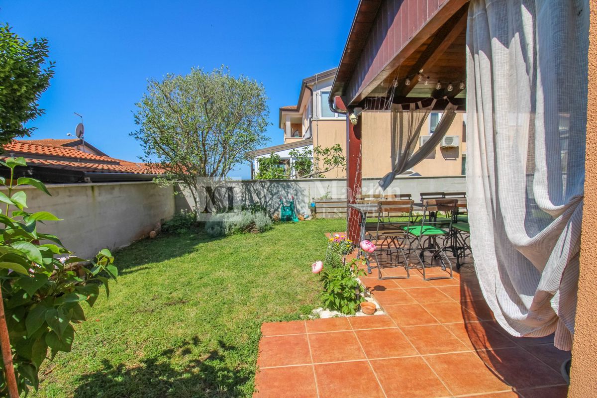 Poreč, okolica – udobno družinsko stanovanje s čudovitim vrtom
