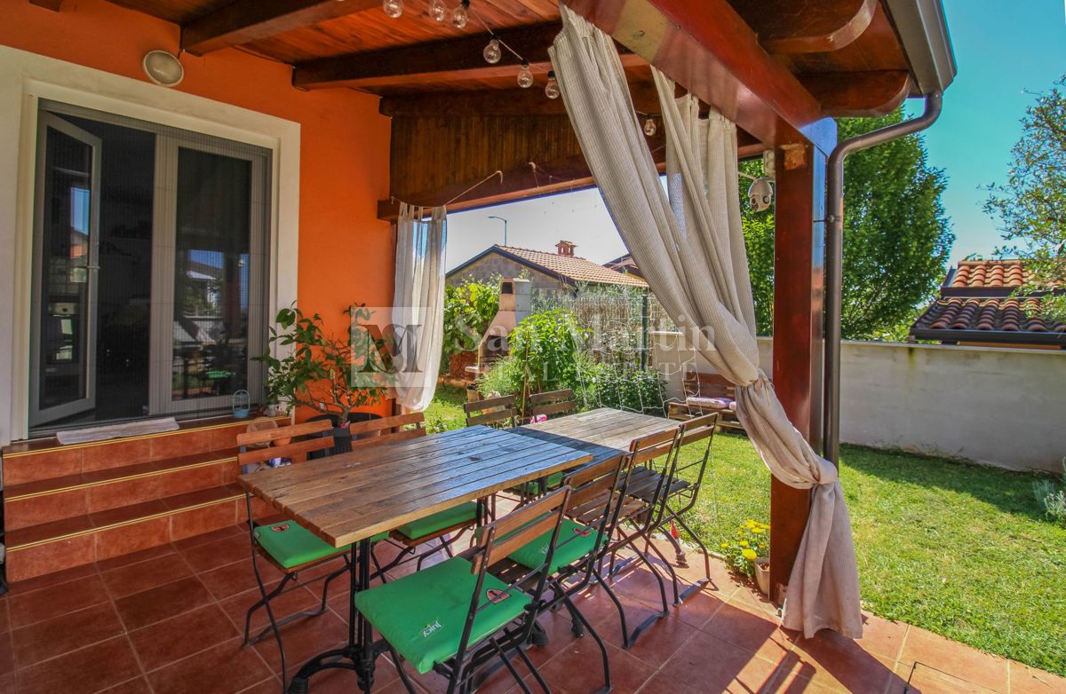 Poreč, okolica – udobno družinsko stanovanje s čudovitim vrtom