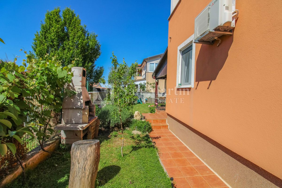 Poreč, okolica – udobno družinsko stanovanje s čudovitim vrtom
