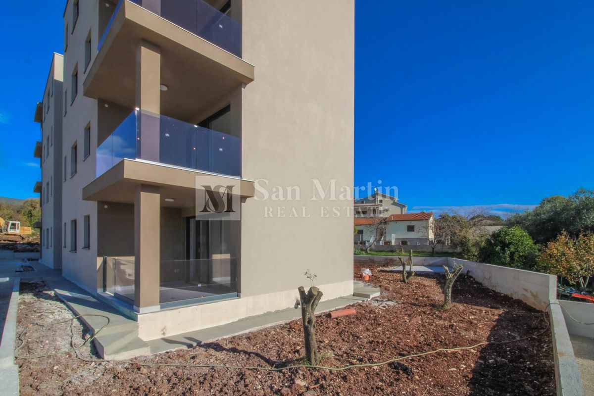 POREČ - Novo odlično stanovanje v pritličju