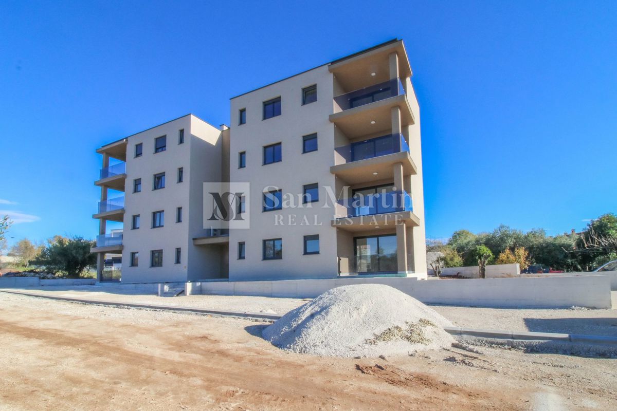 POREČ - Novo odlično stanovanje v pritličju