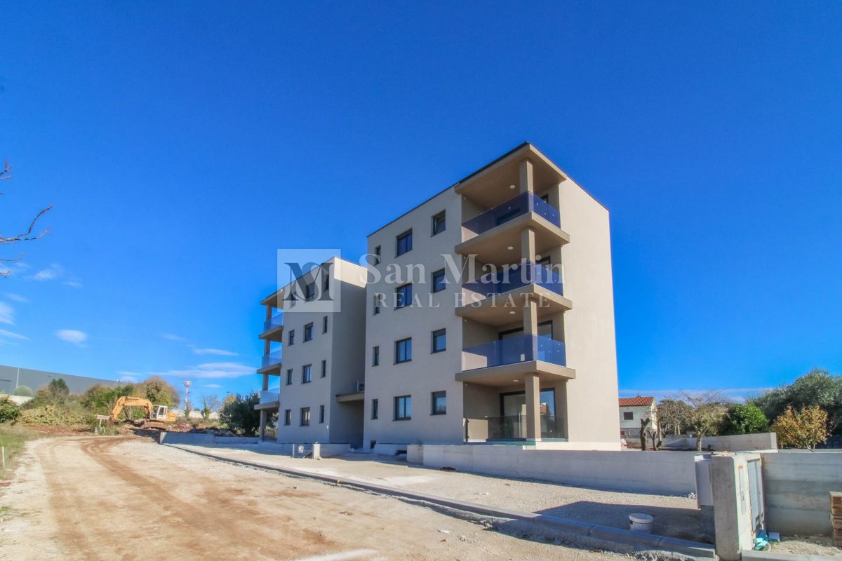 POREČ - Novo odlično stanovanje v pritličju