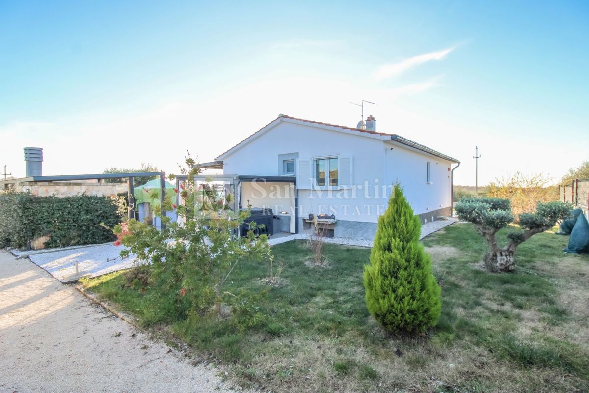 Poreč, okolica – Hiša na samoti s 3000 m² zemljišča