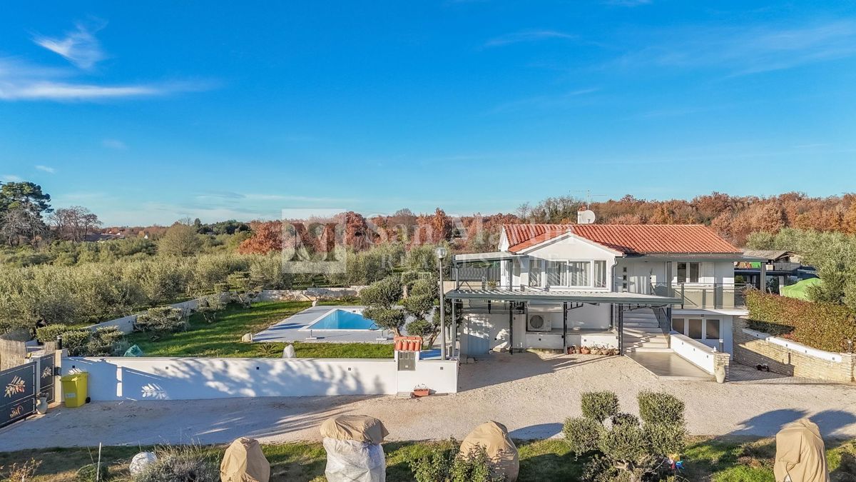 Poreč, okolica – Hiša na samoti s 3000 m² zemljišča