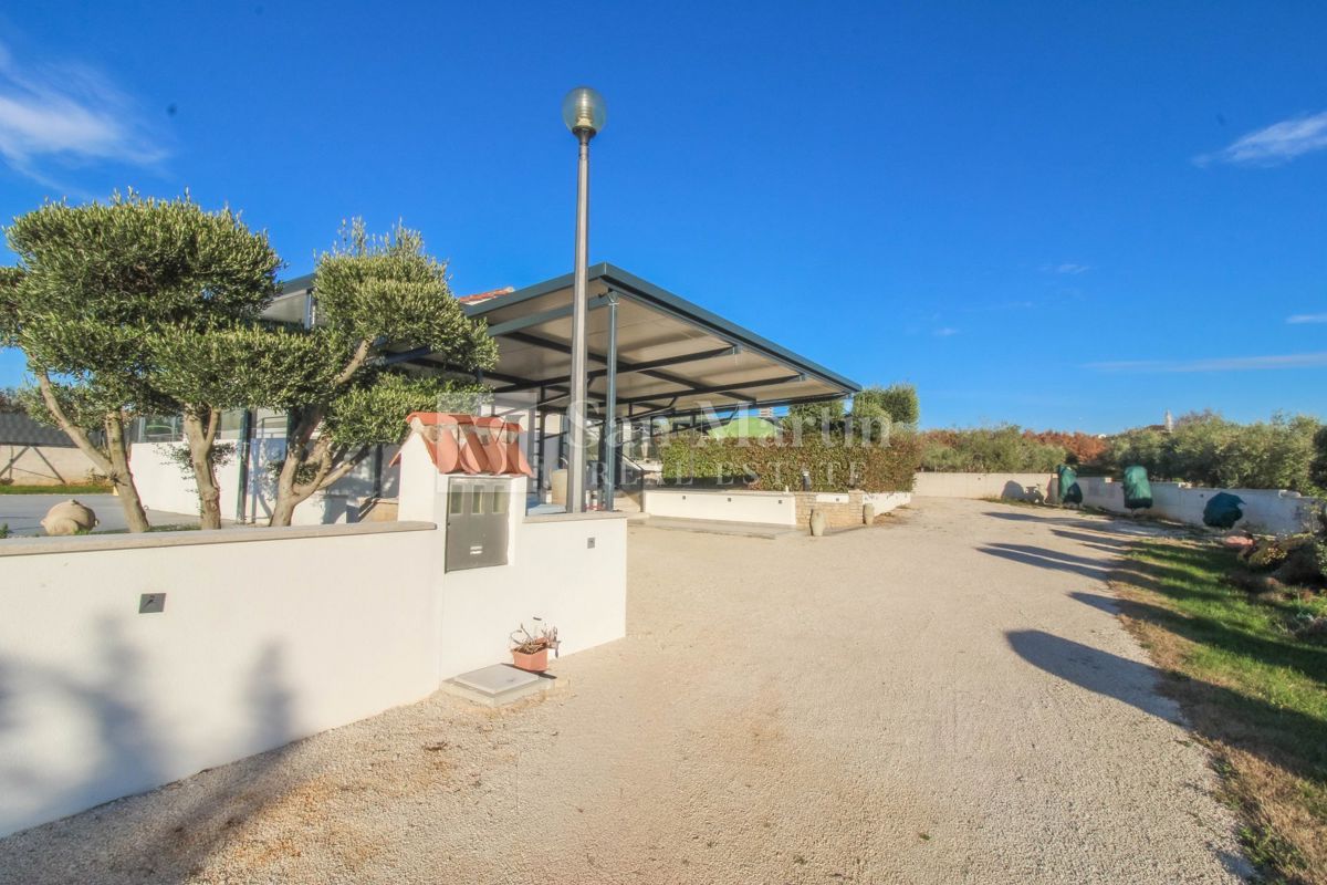 Poreč, okolica – Hiša na samoti s 3000 m² zemljišča