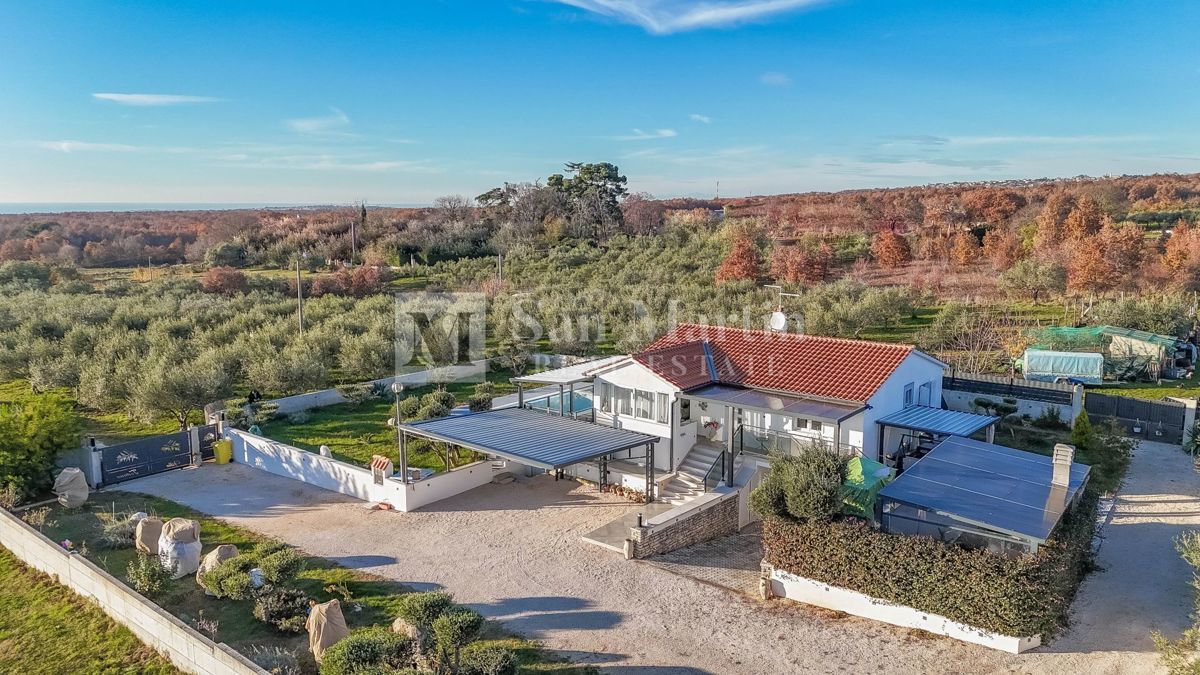 Poreč, okolica – Hiša na samoti s 3000 m² zemljišča