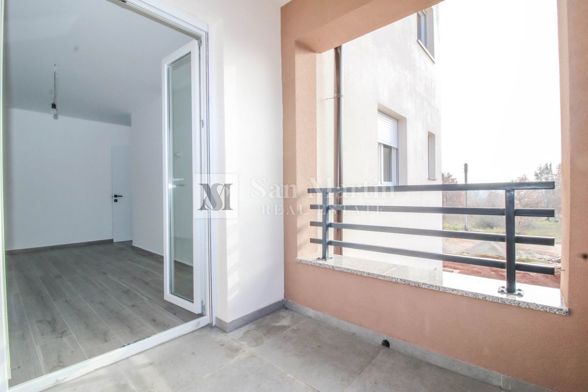 Poreč-okolica, trisobno stanovanje v novogradnji