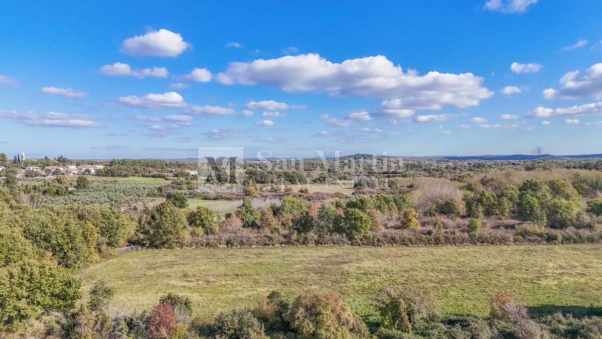 Poreč – Kmetijsko zemljišče 14.800 m²!!!