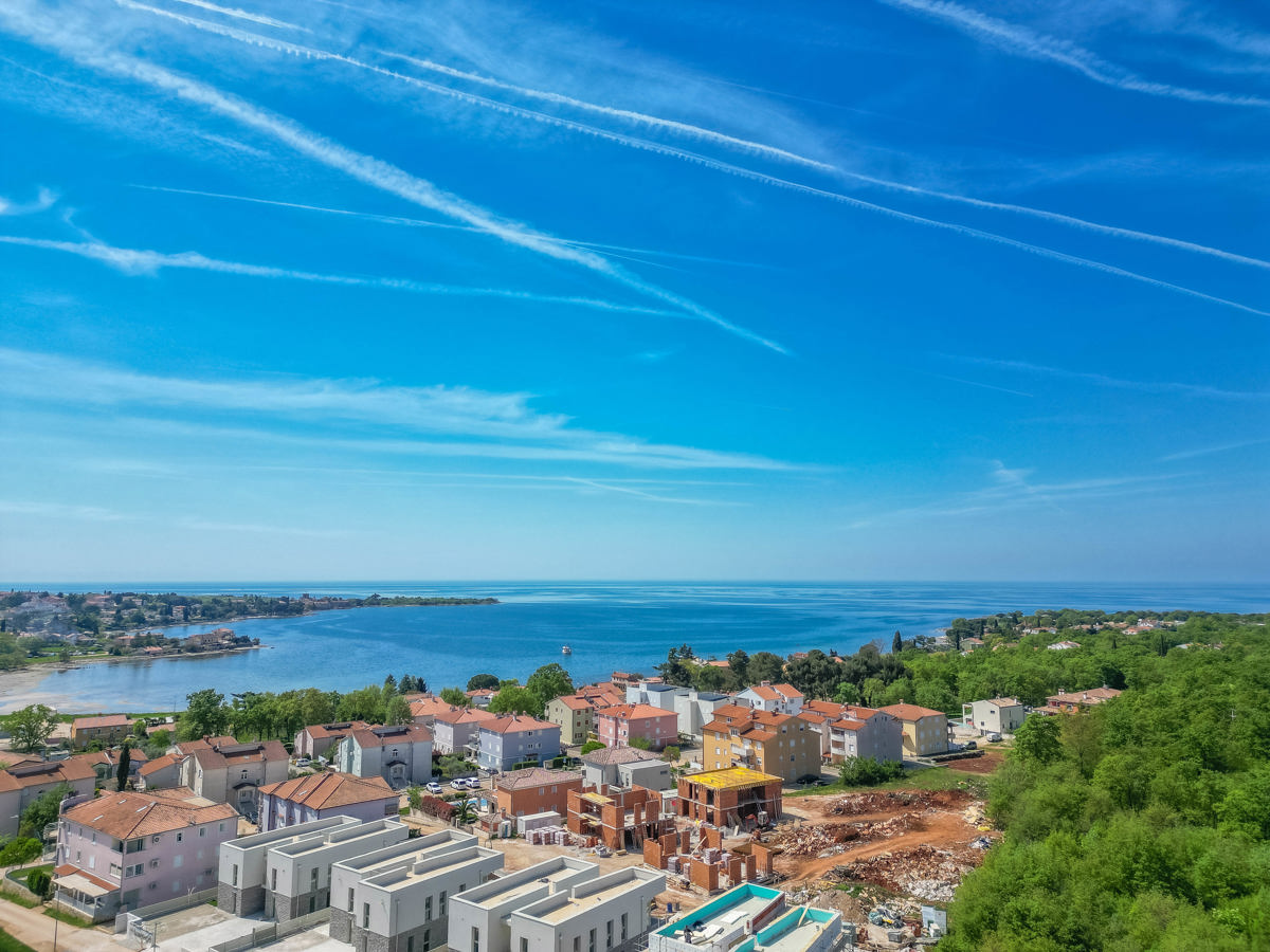 Novigrad, okolica - Moderno stanovanje 300 m od morja s strešno teraso