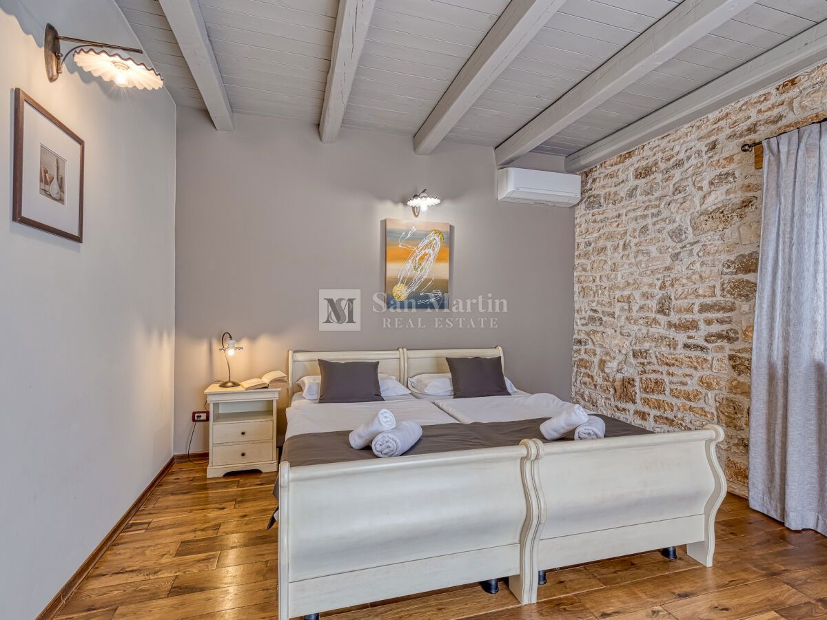 Poreč, Kamnita hiša z ogromnim dvoriščem na koncu vasi