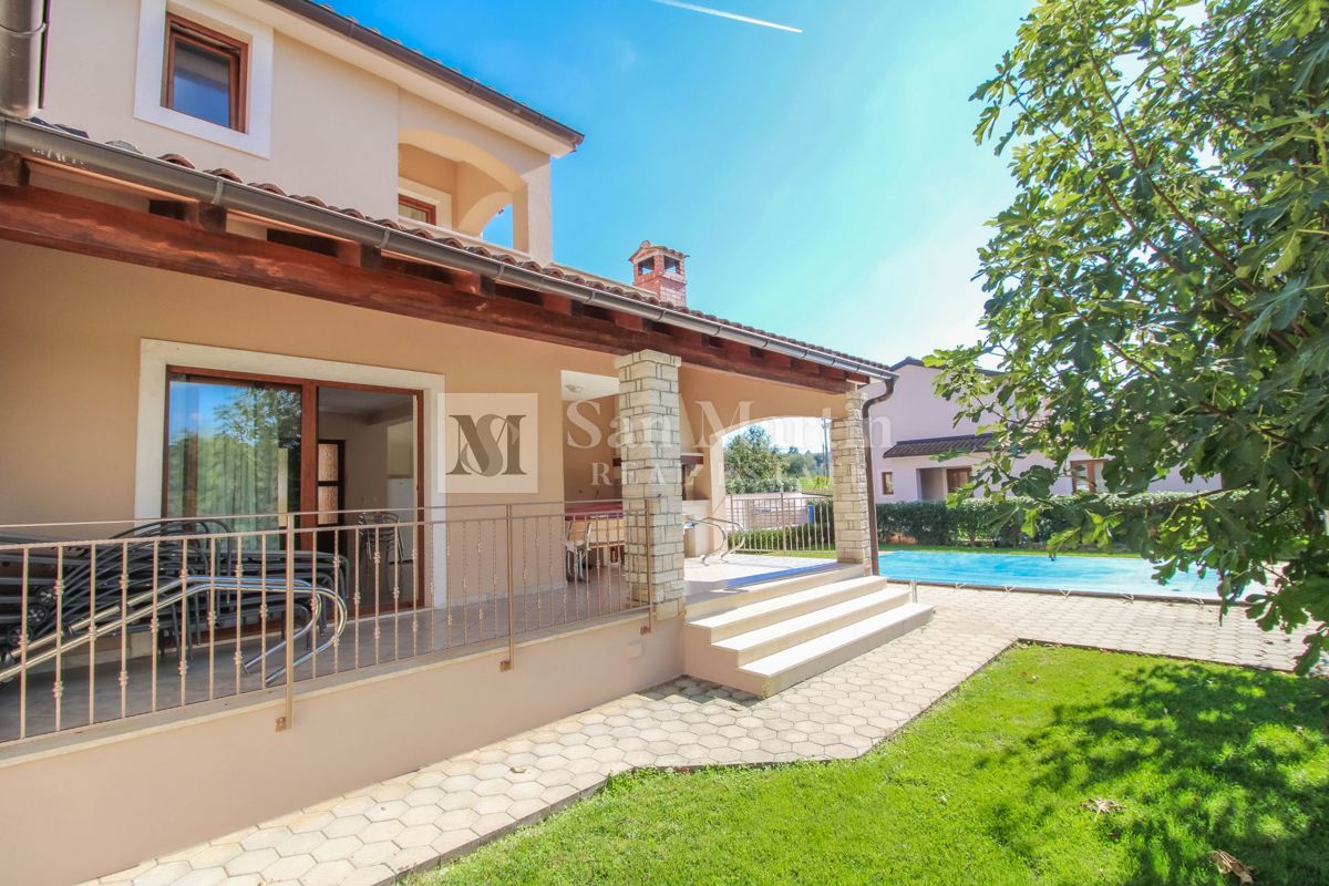 Poreč, okolica – hiša z bazenom na mirni lokaciji