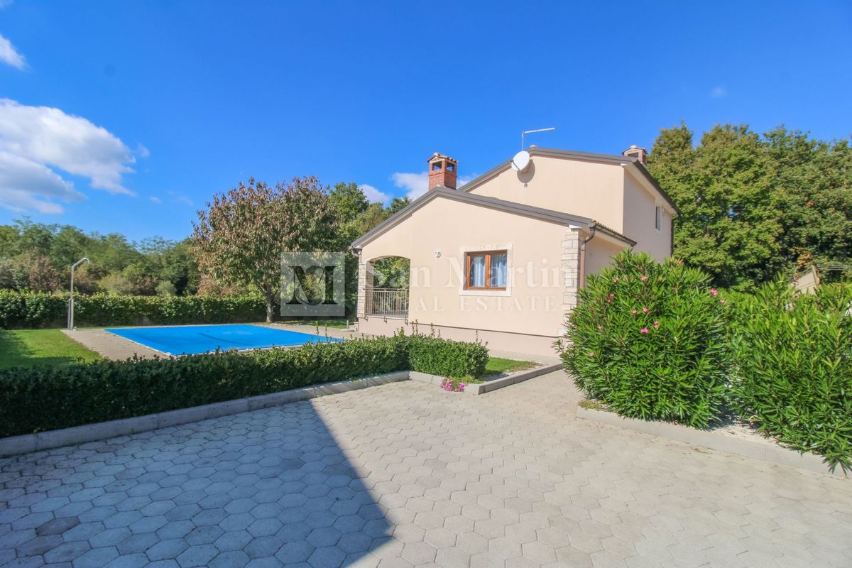 Poreč, okolica – hiša z bazenom na mirni lokaciji