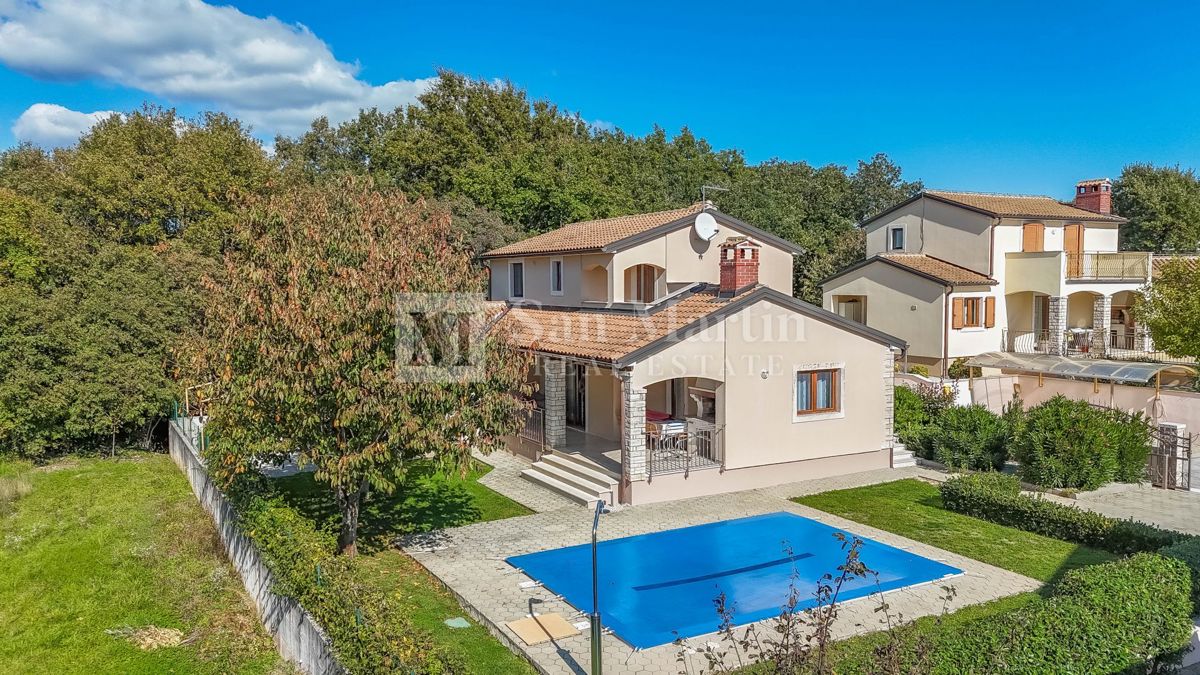 Poreč, okolica – hiša z bazenom na mirni lokaciji