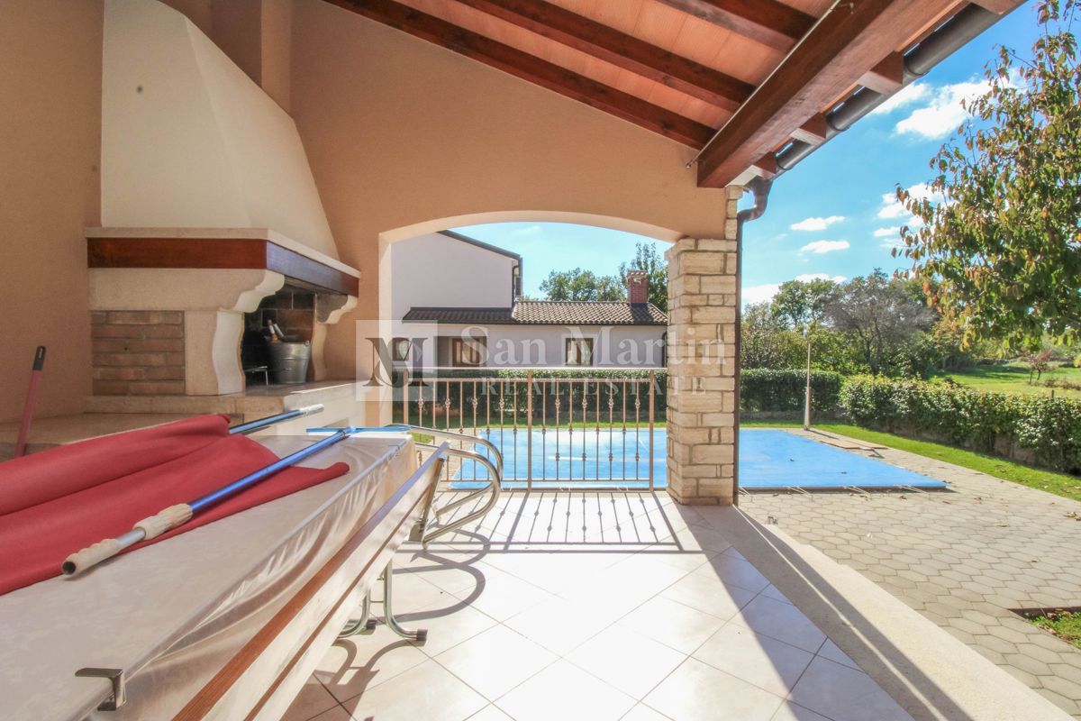 Poreč, okolica – hiša z bazenom na mirni lokaciji