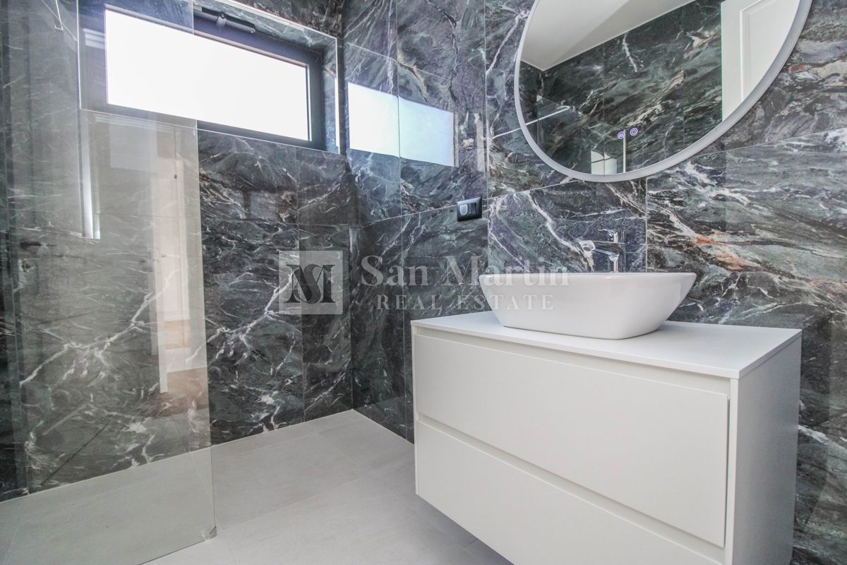 Poreč, čudovita vila z bazenom v mirnem naselju