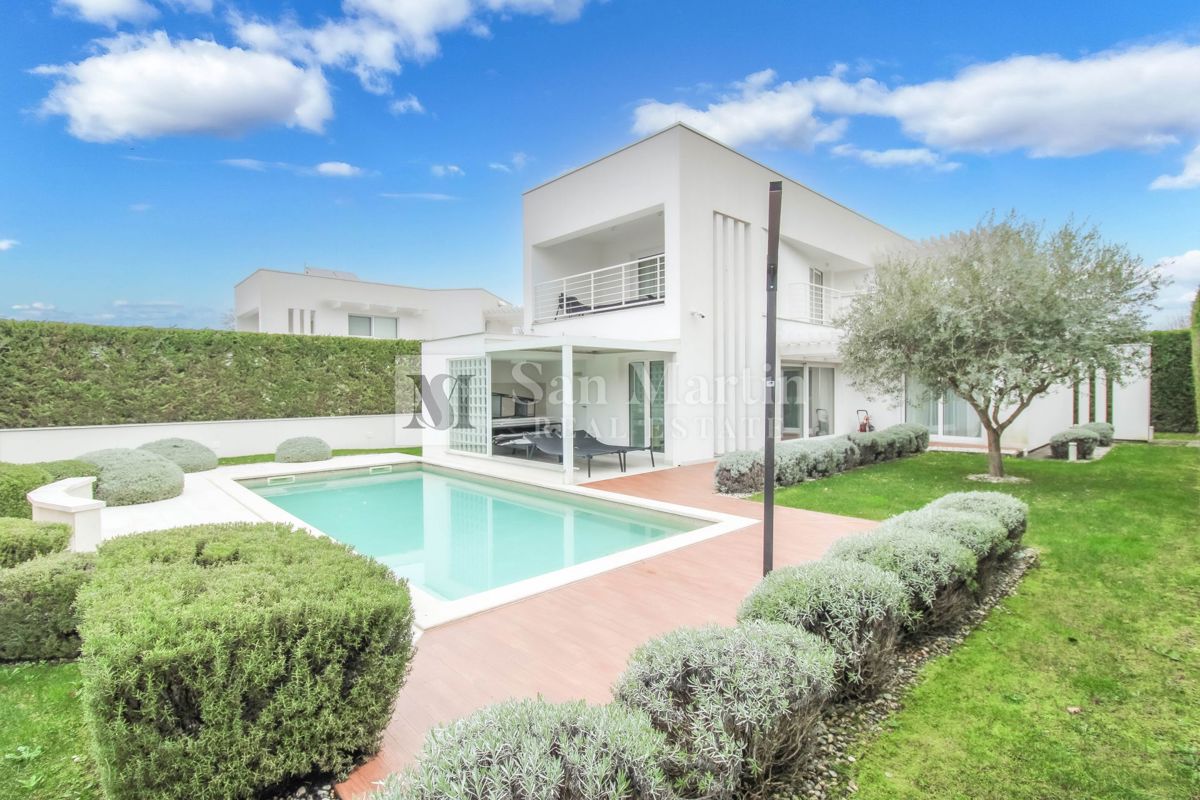 Poreč - moderna hiša z bazenom. BLIZU MORJA!