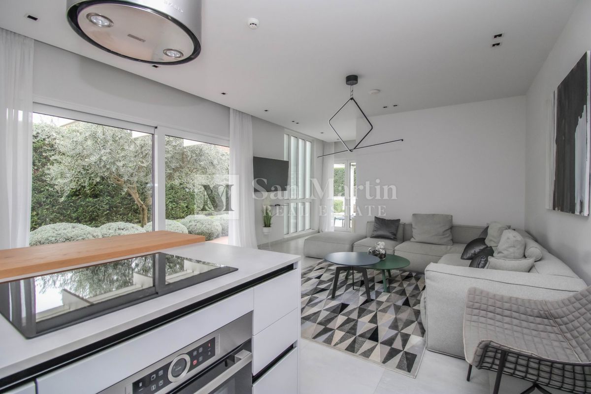 Poreč - moderna hiša z bazenom. BLIZU MORJA!