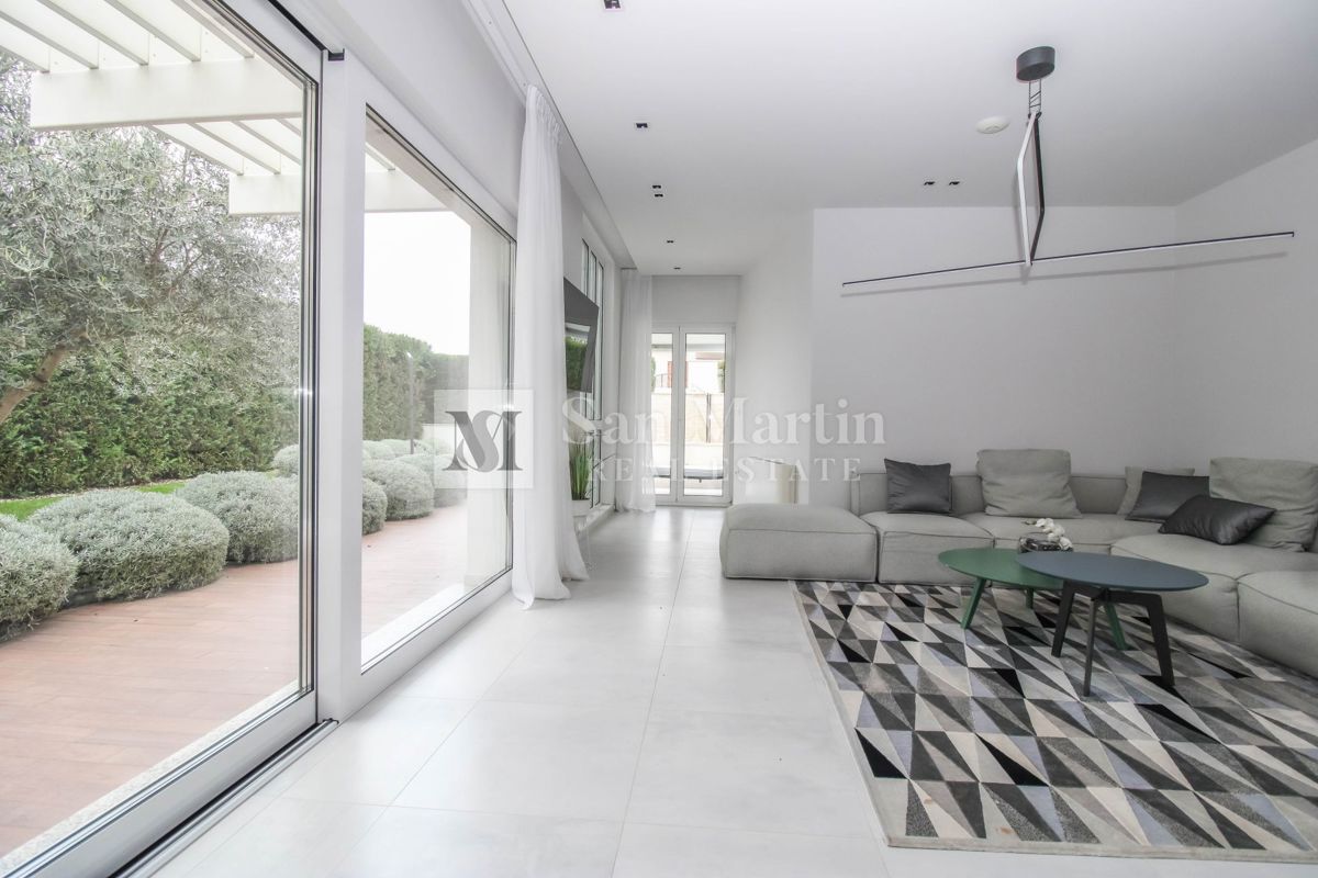 Poreč - moderna hiša z bazenom. BLIZU MORJA!