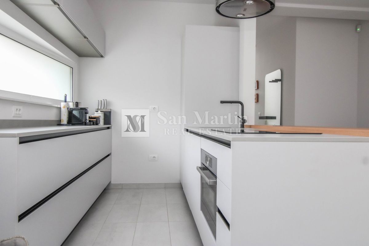 Poreč - moderna hiša z bazenom. BLIZU MORJA!