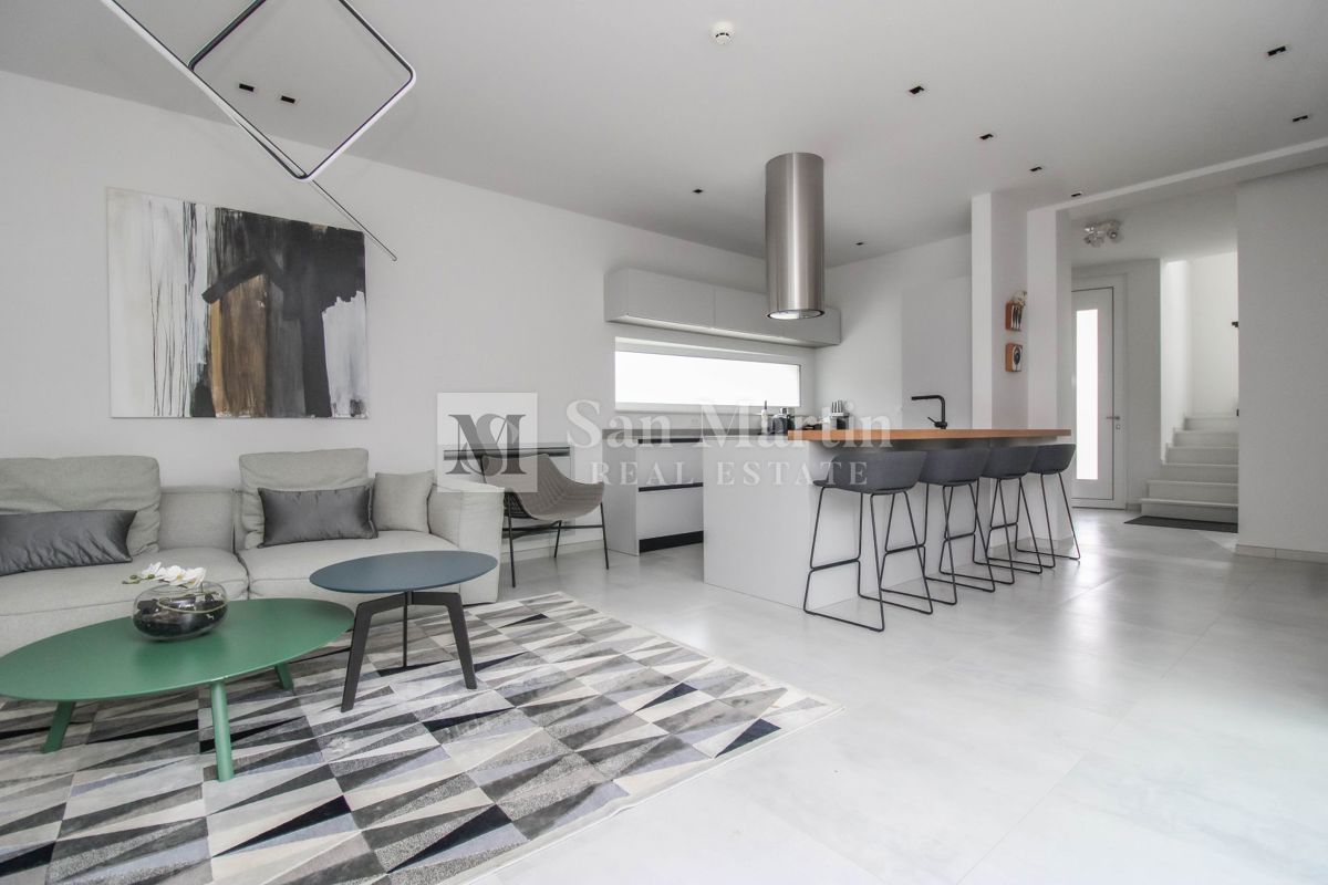 Poreč - moderna hiša z bazenom. BLIZU MORJA!