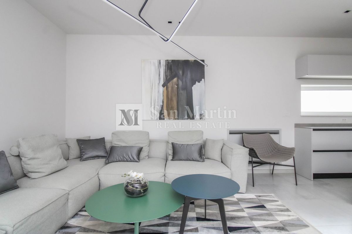 Poreč - moderna hiša z bazenom. BLIZU MORJA!