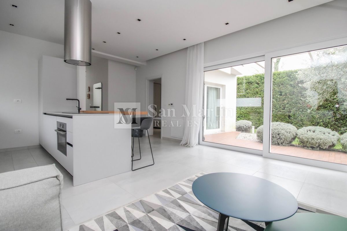 Poreč - moderna hiša z bazenom. BLIZU MORJA!