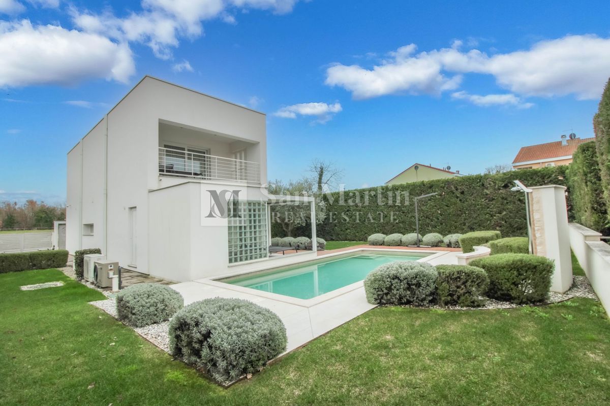 Poreč - moderna hiša z bazenom. BLIZU MORJA!