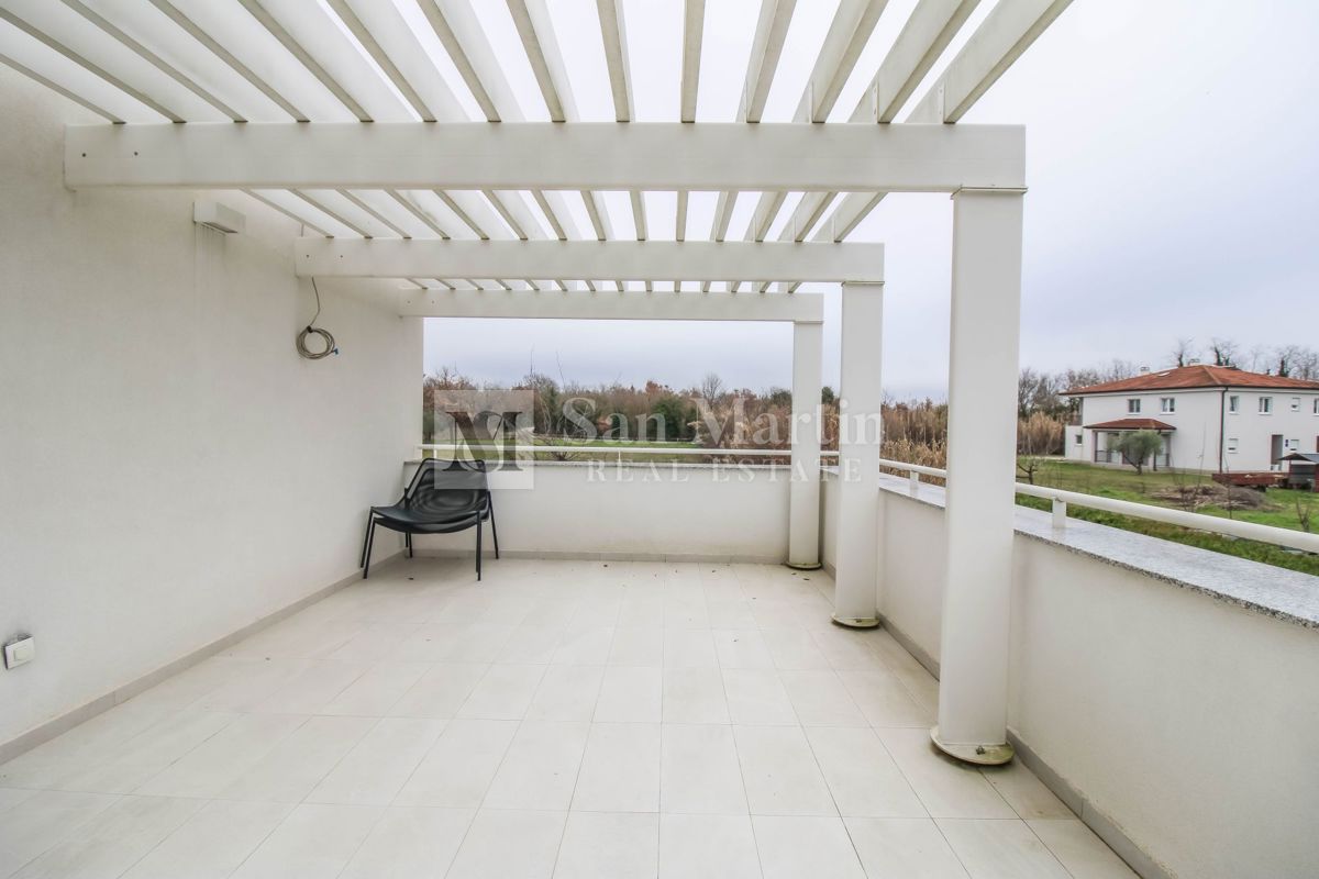 Poreč - moderna hiša z bazenom. BLIZU MORJA!