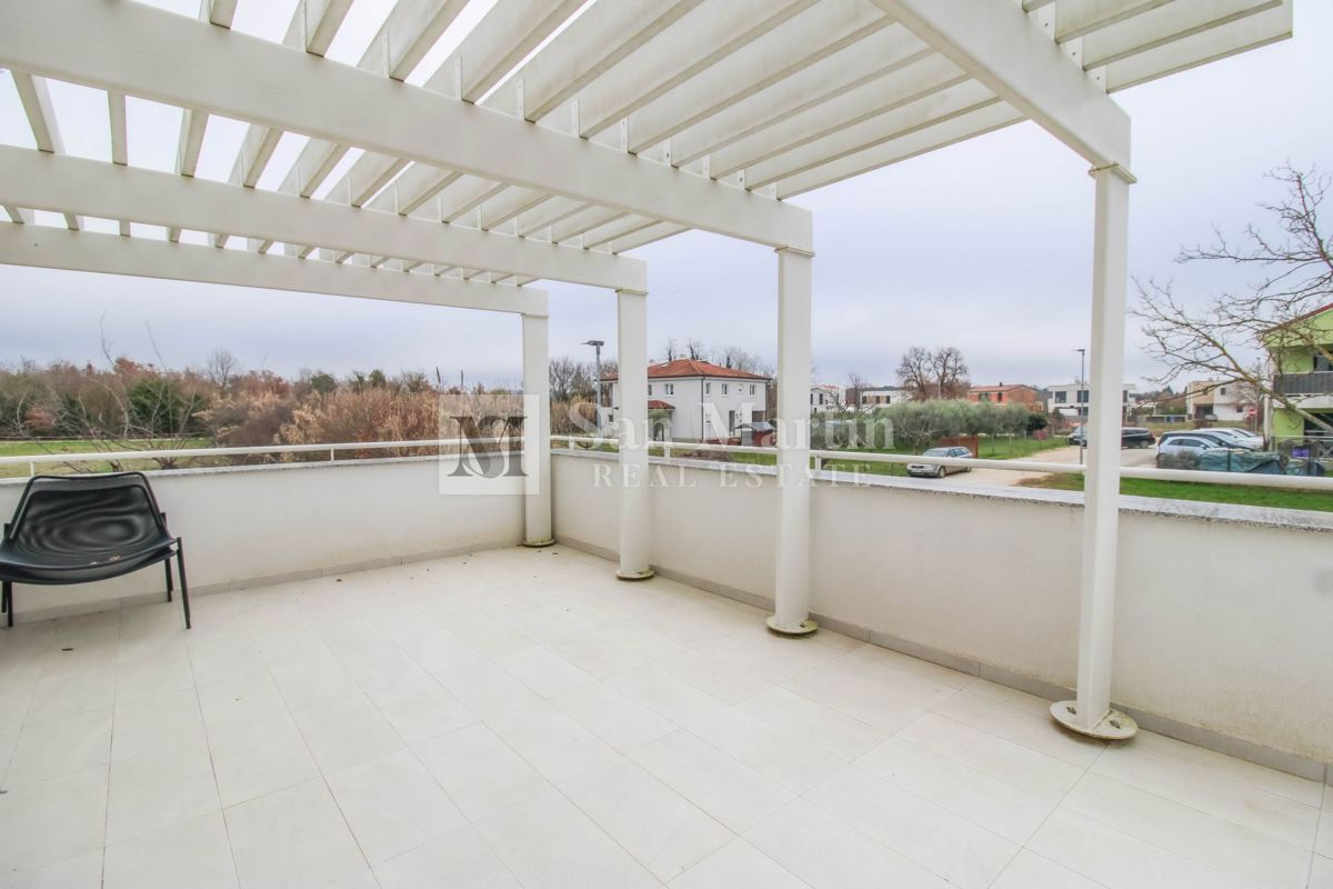 Poreč - moderna hiša z bazenom. BLIZU MORJA!