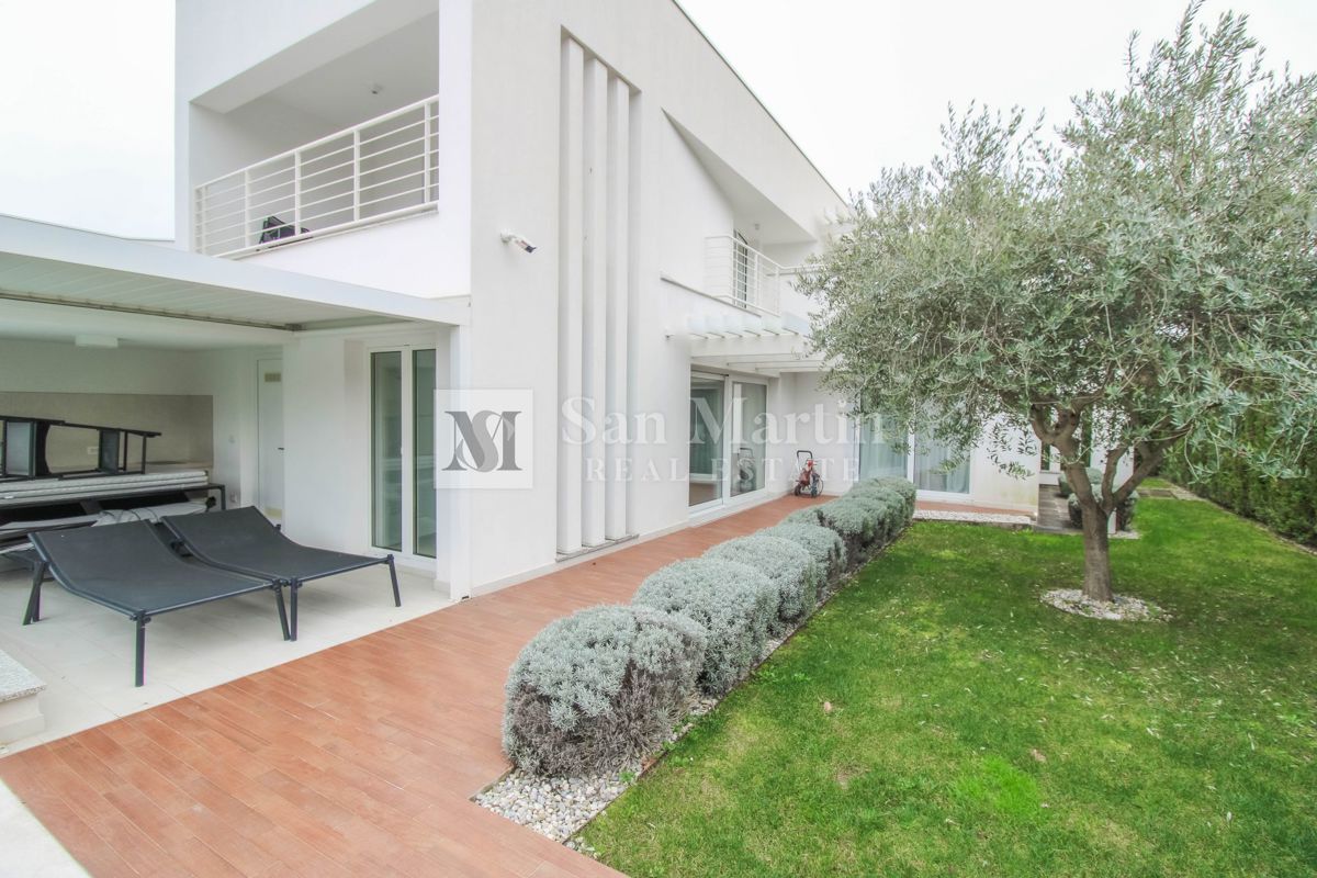 Poreč - moderna hiša z bazenom. BLIZU MORJA!