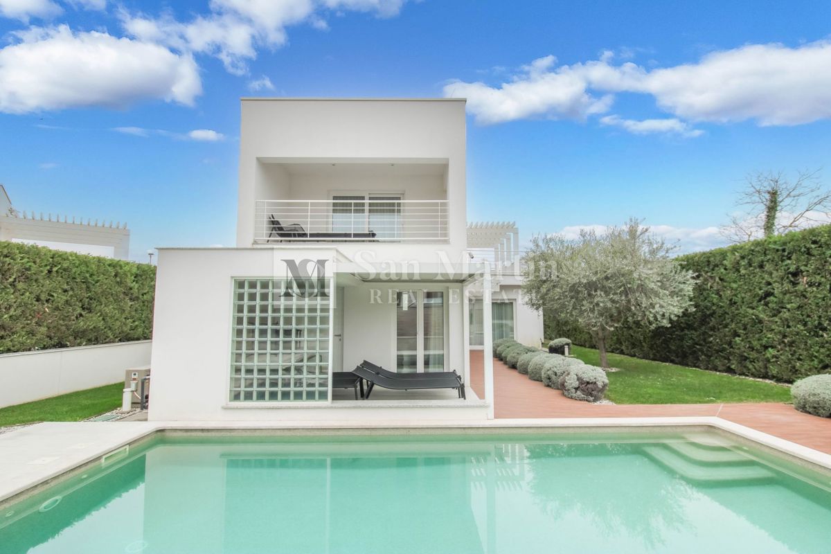 Poreč - moderna hiša z bazenom. BLIZU MORJA!