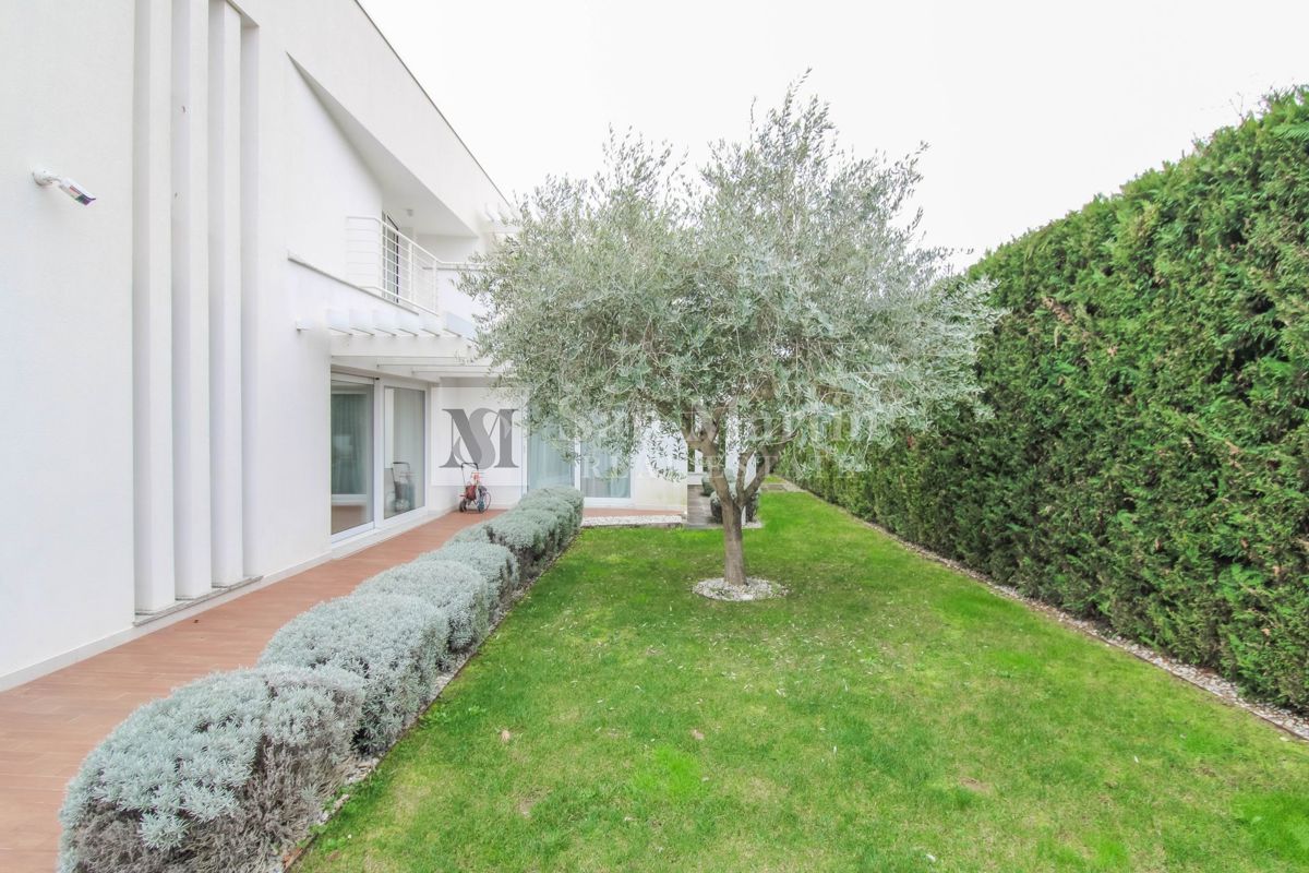 Poreč - moderna hiša z bazenom. BLIZU MORJA!