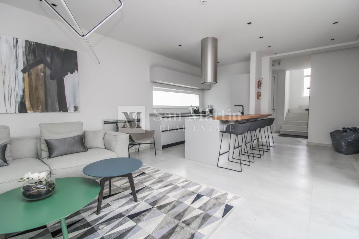 Poreč - moderna hiša z bazenom. BLIZU MORJA!