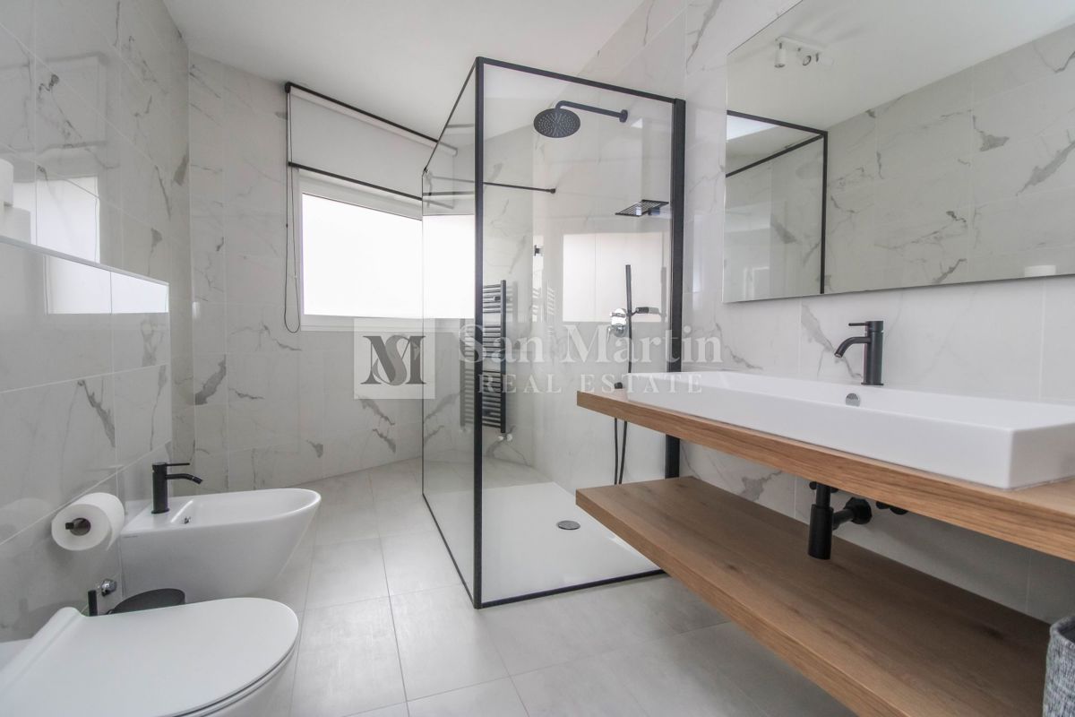 Poreč - moderna hiša z bazenom. BLIZU MORJA!