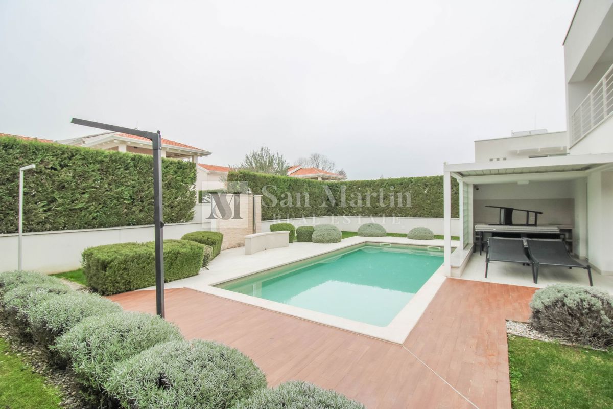 Poreč - moderna hiša z bazenom. BLIZU MORJA!