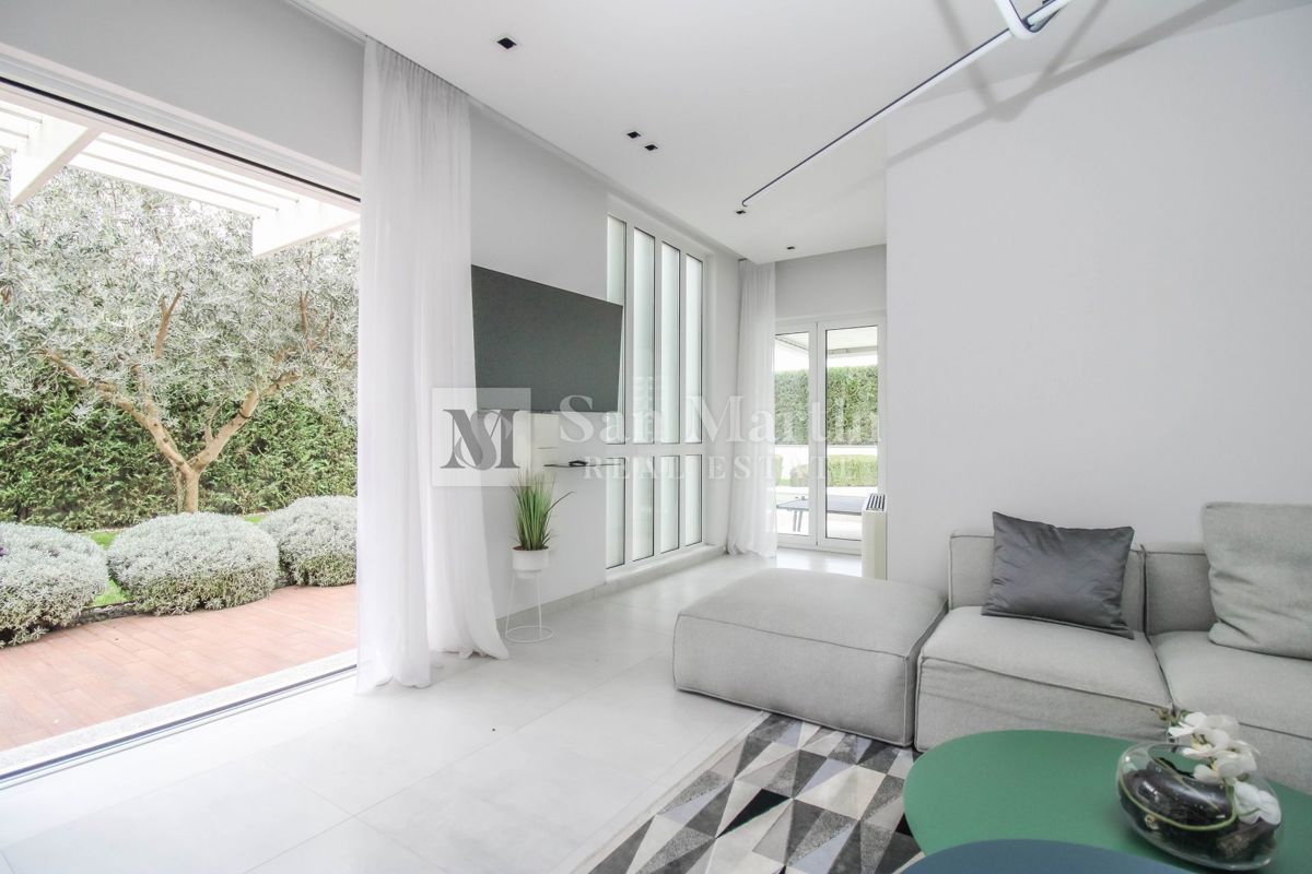 Poreč - moderna hiša z bazenom. BLIZU MORJA!