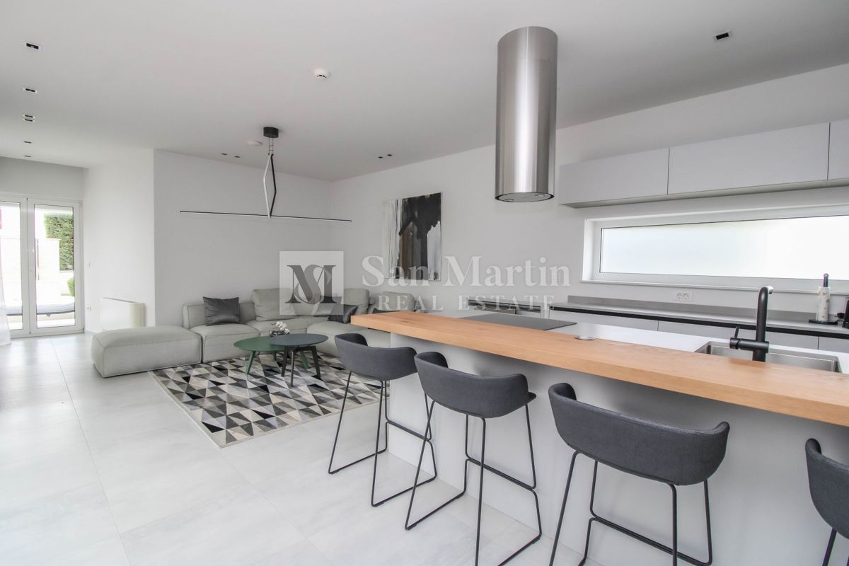 Poreč - moderna hiša z bazenom. BLIZU MORJA!