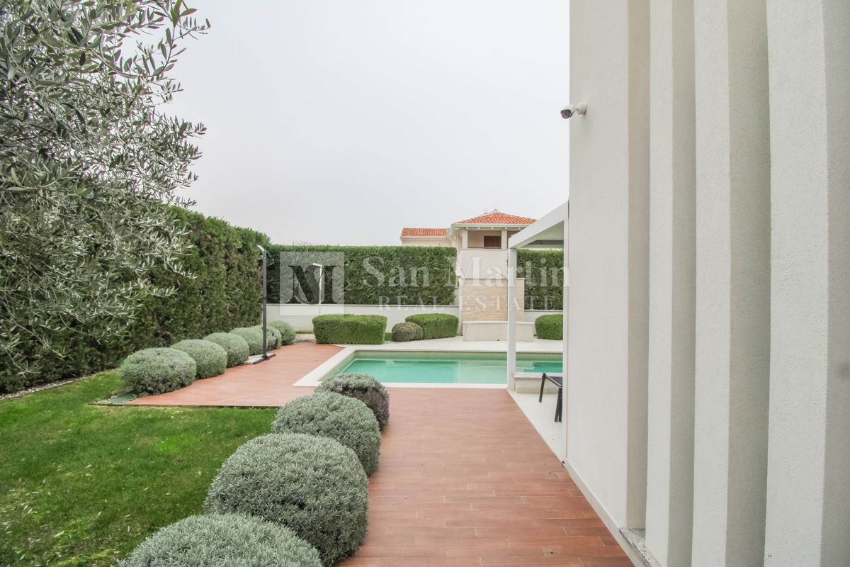 Poreč - moderna hiša z bazenom. BLIZU MORJA!