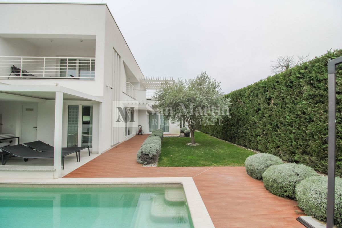 Poreč - moderna hiša z bazenom. BLIZU MORJA!