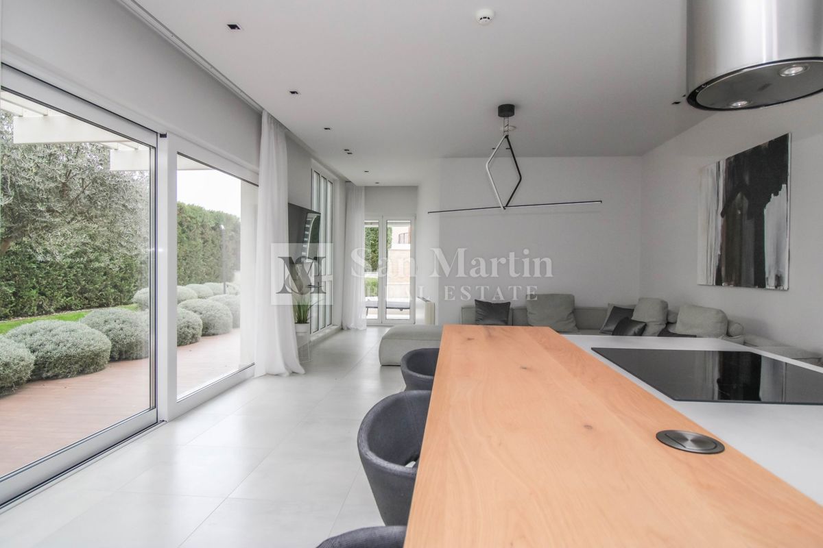 Poreč - moderna hiša z bazenom. BLIZU MORJA!