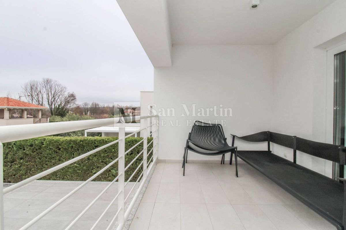 Poreč - moderna hiša z bazenom. BLIZU MORJA!